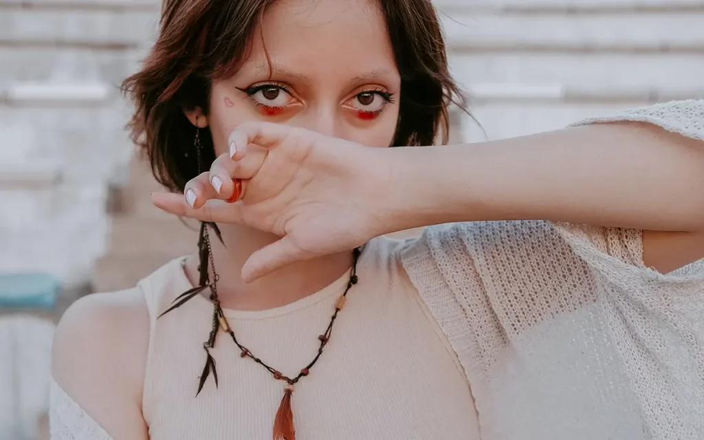 Praca instruktorki podczas szkolenia stylizacji paznokci